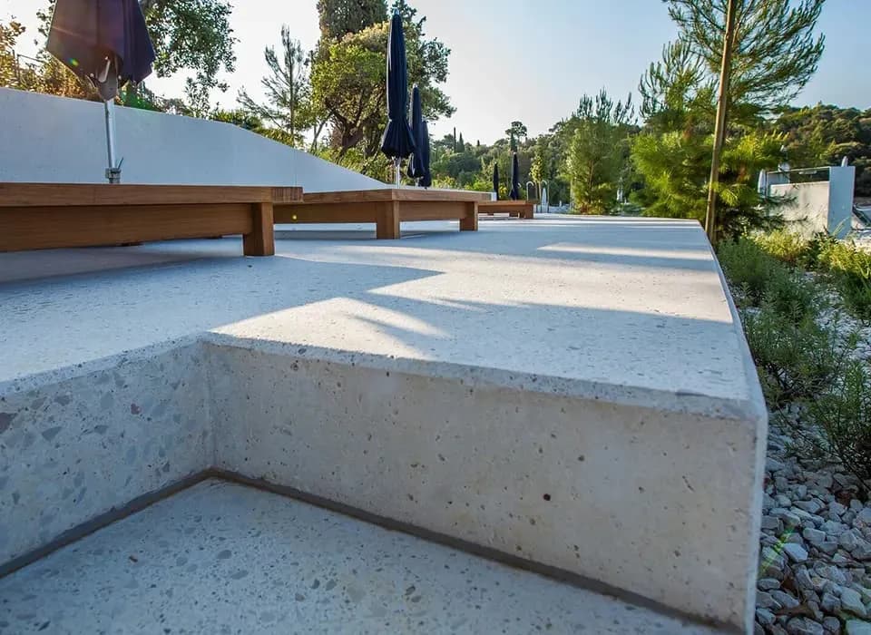 Jaki beton na taras - wybierz trwały i estetyczny materiał na zewnątrz Jaki beton na taras - wybierz trwały i estetyczny materiał na zewnątrz