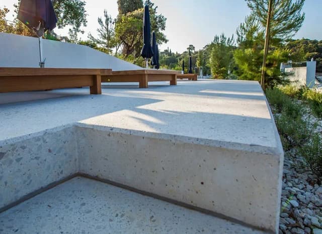 Jaki beton na taras - wybierz trwały i estetyczny materiał na zewnątrz Jaki beton na taras - wybierz trwały i estetyczny materiał na zewnątrz