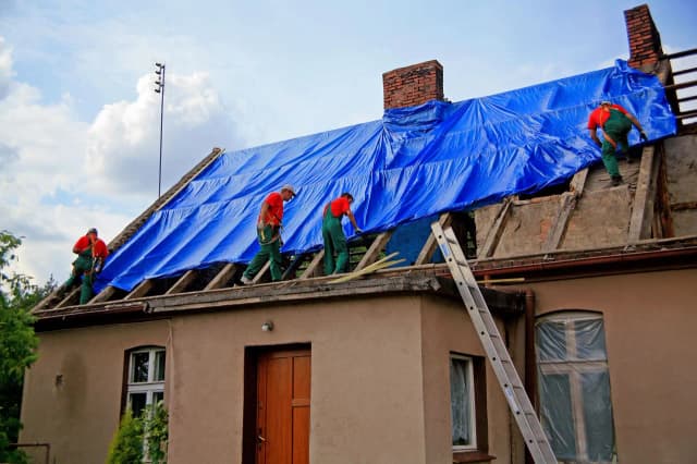 Ile kosztuje pozwolenie na remont dachu? Sprawdź, by uniknąć kosztów Ile kosztuje pozwolenie na remont dachu? Sprawdź, by uniknąć kosztów