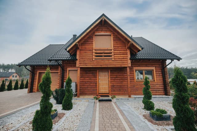 Ile kosztuje wybudowanie domu z drewna? Sprawdź, co wpływa na ceny Ile kosztuje wybudowanie domu z drewna? Sprawdź, co wpływa na ceny