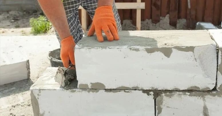 Bloczki betonowe na klej czy zaprawę - co wybrać, by uniknąć błędów? Bloczki betonowe na klej czy zaprawę - co wybrać, by uniknąć błędów?
