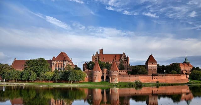 Kto wybudował zamek w Malborku? Fascynująca historia i architektura Kto wybudował zamek w Malborku? Fascynująca historia i architektura